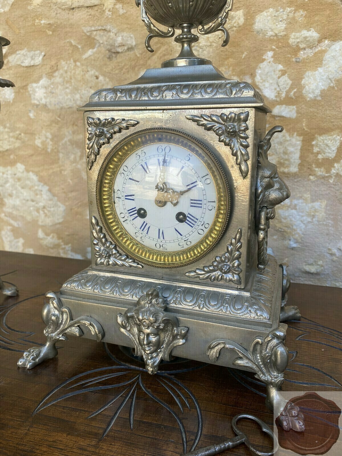 Купить часы на авито в спб. Старинные настольные часы. Антикварный настольный набор. Часы антиквариат консольные. Омега часы старинные настольные.