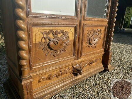 Антикварный дубовый шкаф в стиле ренессанс